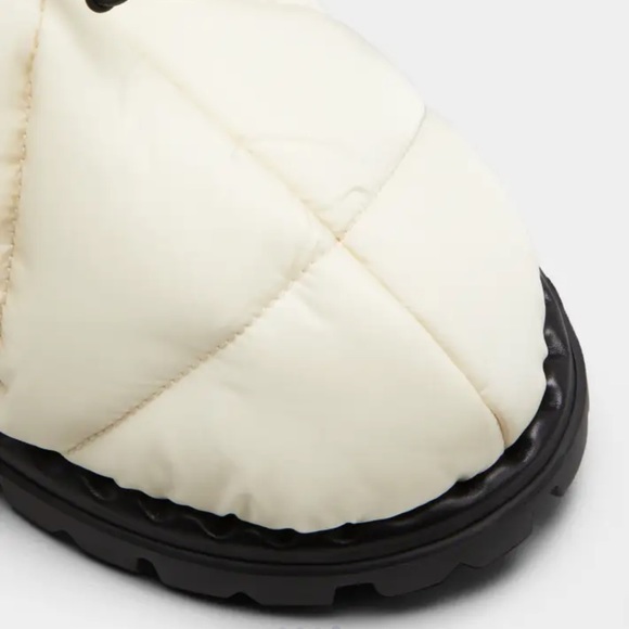 PRADA
Blow Quilted Nylon Snow Booties - Picture 3 of 6